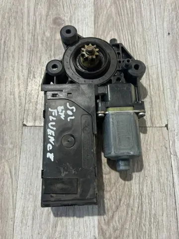 RENAULT FLUENCE SOL  ÖN CAM MOTORU ÇIKMA ORJİNAL 807310699R – RENAULT FLUENCE SOL  ÖN CAM MOTORU ÇIKMA ORJİNAL 807310699R – fotoğraf 1