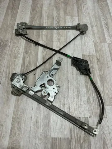 SKODA OCTAVİA SOL ÖN CAM KRİKOSU 1U1837402 – SKODA OCTAVİA SOL ÖN CAM KRİKOSU 1U1837402 – fotoğraf 1