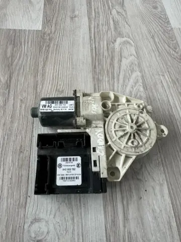 VOLKSWAGEN CADDY SAG ÖN CAM MOTORU 5K0959792 – VOLKSWAGEN CADDY SAG ÖN CAM MOTORU 5K0959792 – fotoğraf 1