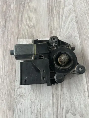 RENAULT FLUENCE SAG ÖN CAM MOTORU 807301111R – RENAULT FLUENCE SAG ÖN CAM MOTORU 807301111R – fotoğraf 1