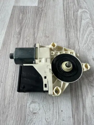 RENAULT FLUENCE SOL ARKA CAM MOTORU 827310185R – RENAULT FLUENCE SOL ARKA CAM MOTORU 827310185R – fotoğraf 3