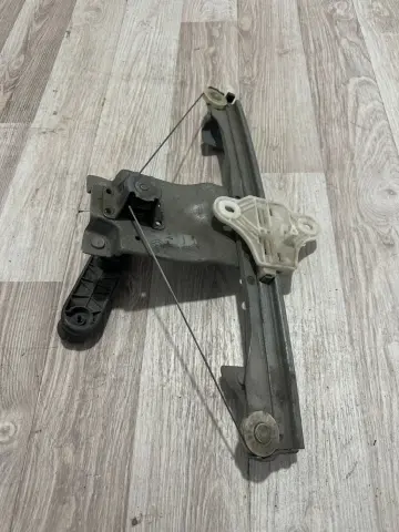 RENAULT CLİO 4 SOL ARKA CAM KRİKOSU 827013204R – RENAULT CLİO 4 SOL ARKA CAM KRİKOSU 827013204R – fotoğraf 1