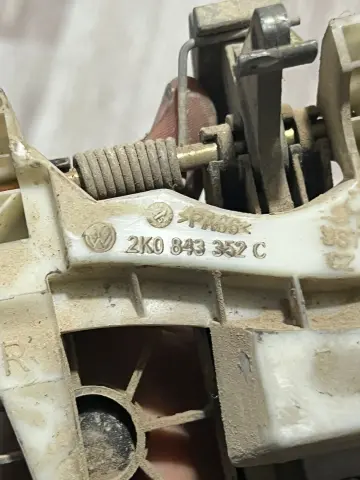 VOLKSWAGEN CADDY SAĞ ARKA KAPI KOLU BRAKETİ 2K0843352 – VOLKSWAGEN CADDY SAĞ ARKA KAPI KOLU BRAKETİ 2K0843352 – fotoğraf 2