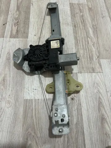 RENAULT CLİO 4 SOL ARKA CAM KRİKOSU 128001502-B – RENAULT CLİO 4 SOL ARKA CAM KRİKOSU 128001502-B – fotoğraf 3