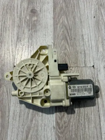 RENAULT FLUENCE SAG ARKA CAM MOTORU ÇIKMA 827300013R – RENAULT FLUENCE SAG ARKA CAM MOTORU ÇIKMA 827300013R – fotoğraf 2
