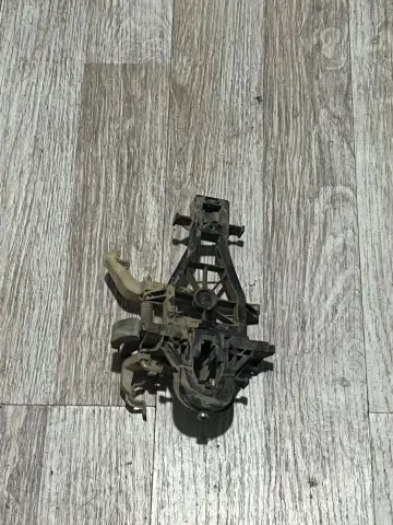 VOLKSWAGEN CADDY SAĞ ARKA KAPI KOLU BRAKETİ 2K0843352 – VOLKSWAGEN CADDY SAĞ ARKA KAPI KOLU BRAKETİ 2K0843352 – fotoğraf 1
