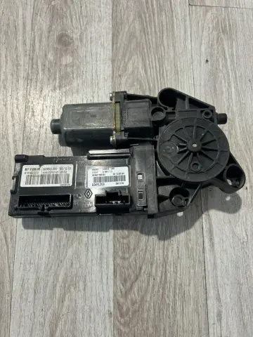 RENAULT FLUENCE SOL  ÖN CAM MOTORU ÇIKMA ORJİNAL 807310699R – RENAULT FLUENCE SOL  ÖN CAM MOTORU ÇIKMA ORJİNAL 807310699R – fotoğraf 2